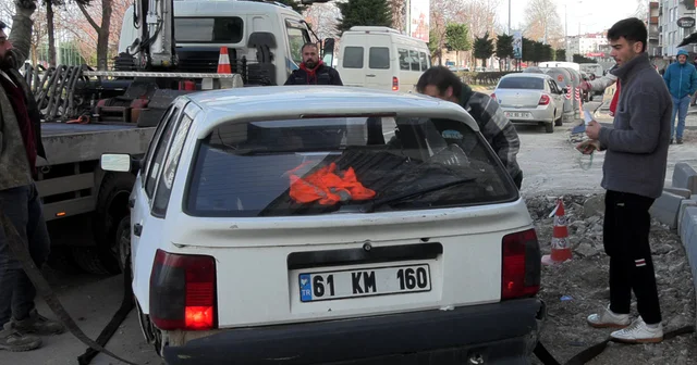 Önündeki araca çarpmamak için sürücüsünün ani manevra yaptığı otomobil yan yattı Trabzon Haberleri