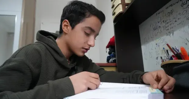 Gaziantep haberleri Depremde tüm ailesini kaybeden Hüseyin, o günü anlattı 05 Şubat 2026