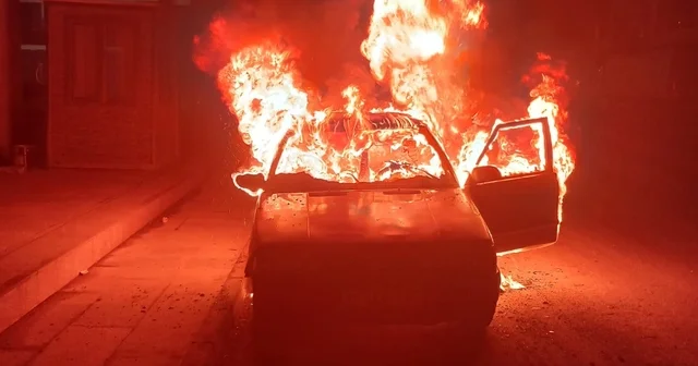 Emanet aldığı otomobil yanınca ne yapacağını şaşırdı Hatay Haberleri