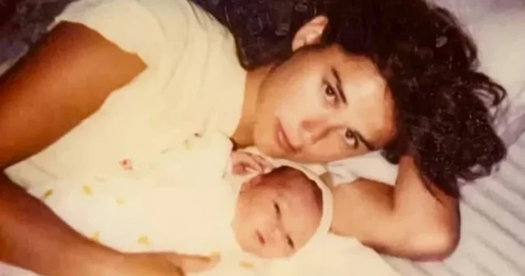 Üç seferinde de lohusa yatağından kalkıp sete koşmuştu... Güzel kızım, artık kollarıma sığmaz oldun... Ne iyi ettim de doğurdum seni