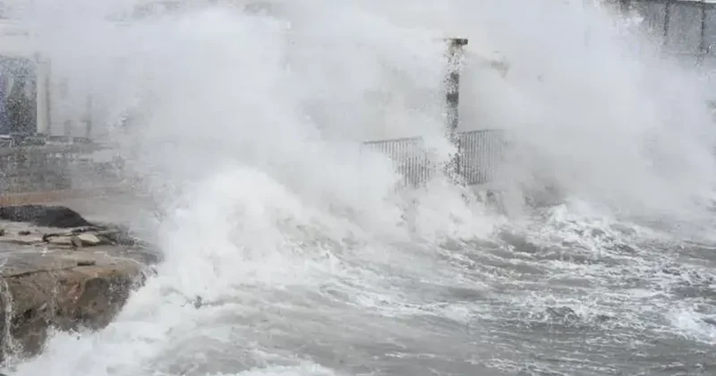 Bodrum’da fırtına 80 kilometre hıza ulaştı: Feribotlar iptal edildi