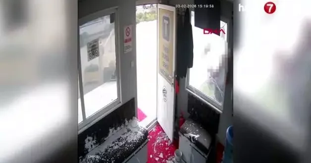 ‘Taksi beni sevmiyor’ diyerek durağı dağıttı: 150 bin liralık hasar