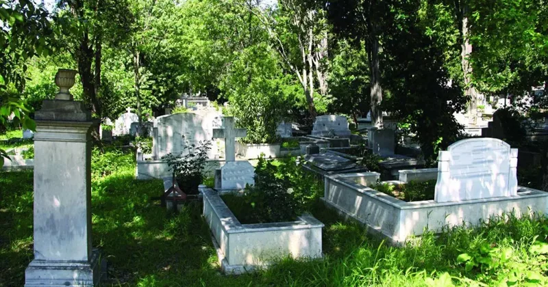 Ölülerden çalıp sattıklarıyla krallar gibi yaşamış! Rakam dudak uçuklatır