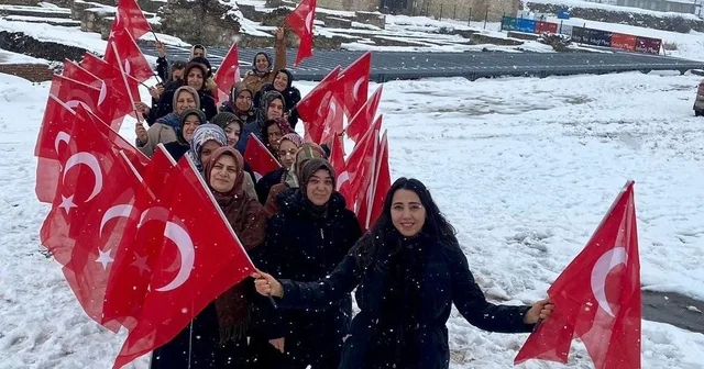 Van Kalesi nde kadınlardan bayrak sevgisi yürüyüşü Van Haberleri