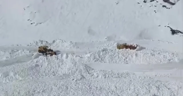 Van Bahçesaray da mezra yoluna çığ düştü Van Haberleri