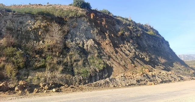 Manavgat ta yol güvenliğini tehdit eden dev kaya parçalanıp kaldırıldı Antalya Haberleri