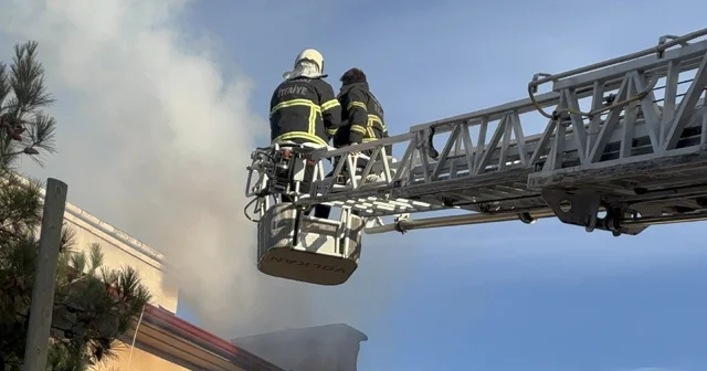 Daireler tahliye edildi, itfaiye çatıdan yangına müdahalede bulundu Aksaray Haberleri