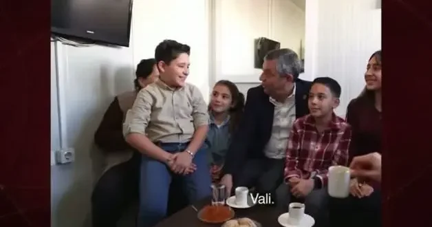 Özgür Özel in küçük çocukla konuşurken söyledikleri tepki çekti