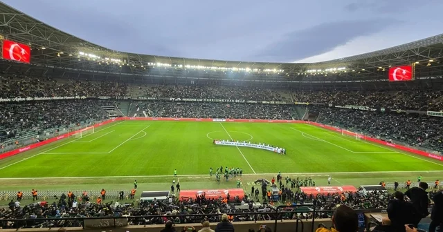 Kocaelispor ve Beşiktaş kupa maçına Küfüre karşıyız pankartıyla çıktı Tribünlerdeki doluluk dikkat çekti Kocaeli Haberleri