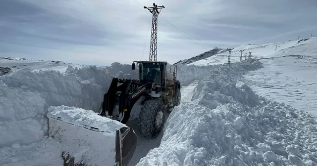Kardan kapanan askeri üs bölge yolları 5 günlük mücadele sonunda açıldı Hakkari Haberleri