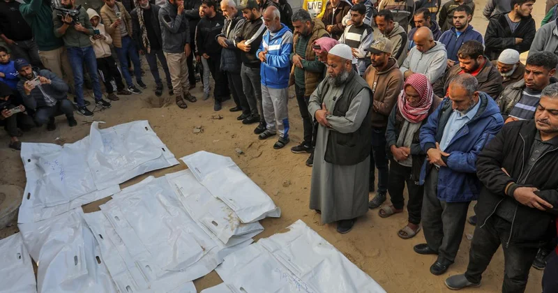 The Guardian: İsrail, Gazze deki savaş mezarlığının bir kısmını buldozerlerle tahrip etti