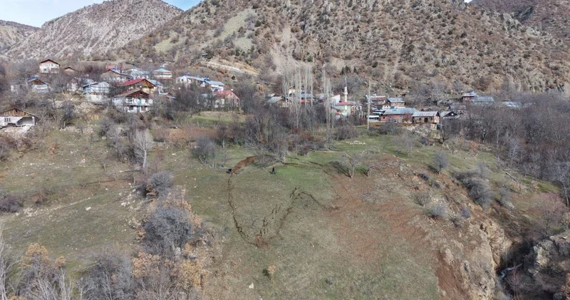 Heyelan yaşanan köy incelendi: Tahliye olabilir