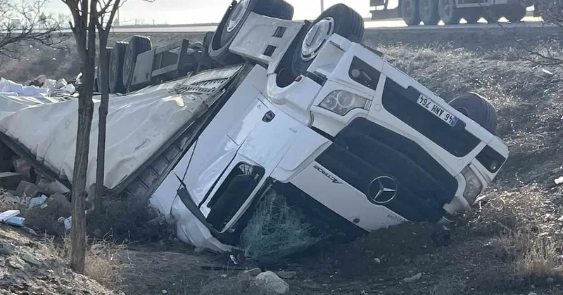 Kontrolden çıkan tır şarampole devrildi: 2 yaralı