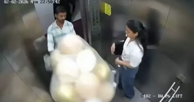 Asansörde korku dolu anlar! Balonlar bomba gibi patladı