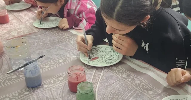Öğrencilerden çini boyama etkinliği Kütahya Haberleri
