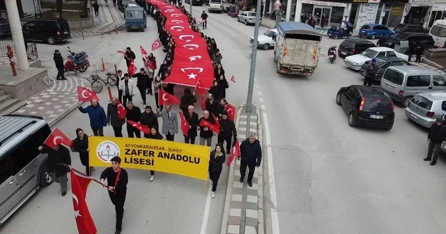 Öğrenciler 100 metrelik Türk bayrağıyla yürüdü Afyonkarahisar Haberleri