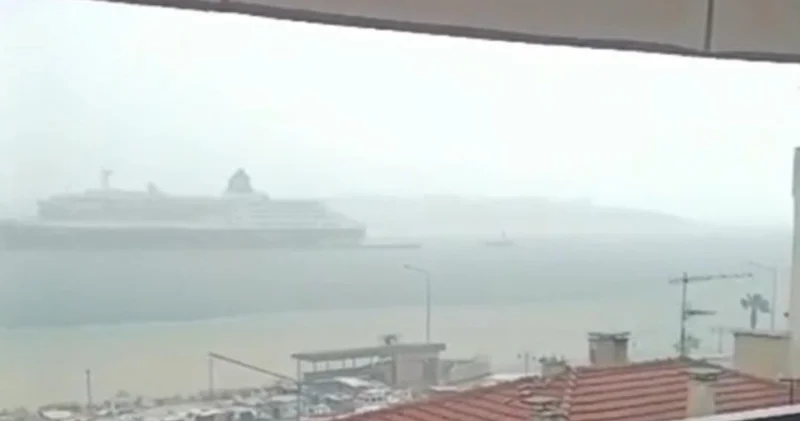 Çeşme de sel! Yollar göle döndü, denize çamurlu su aktı! Son dakika haberleri