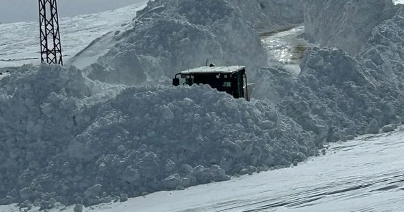 Hakkari de kardan kapanan iki üs bölgesinin yolu ulaşıma açıldı