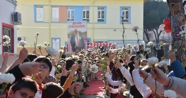 Emekliye ayrılan 39 yıllık öğretmene, görev yaptığı okulda efsane afişli veda İzmir Haberleri