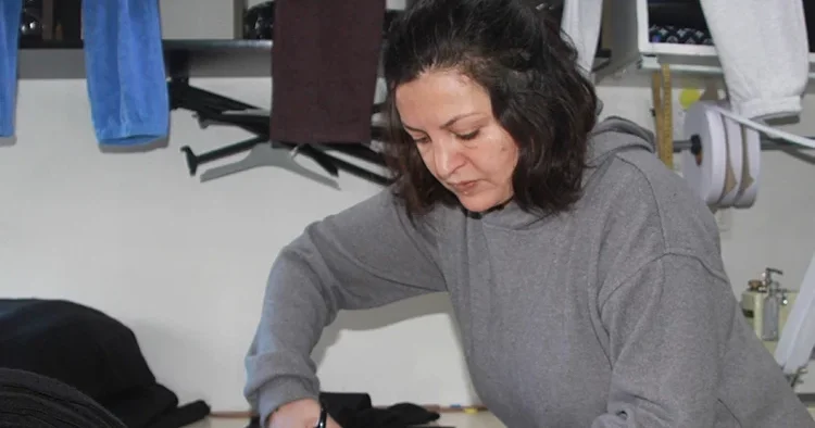 Fabrikalarda atık diye ayrılıyor Onları alıp 20 dakikada üreterek dörtte bir fiyatına satıyor