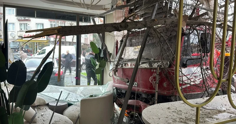 Kontrolden çıkan kamyon iş yerine daldı Sözcü Gazetesi