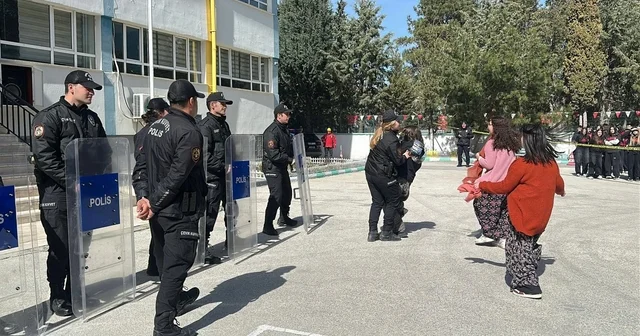 Burdur da gerçeğini aratmayan deprem tatbikatı Tatbikatta senaryo gereği binadaki yaralının yakını rolündeki öğrenciler ekiplere zorluk çıkararak ağladı Burdur Haberleri