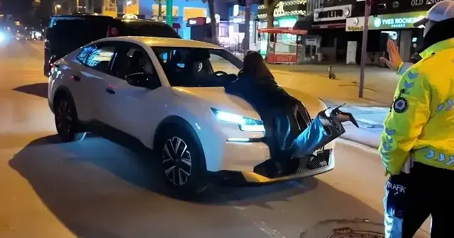 Kadıköy deki trafik uygulaması polislere imtihan oldu: Alkollü kadın çakar iddiasıyla aracın önüne atladı VİDEO İZLE