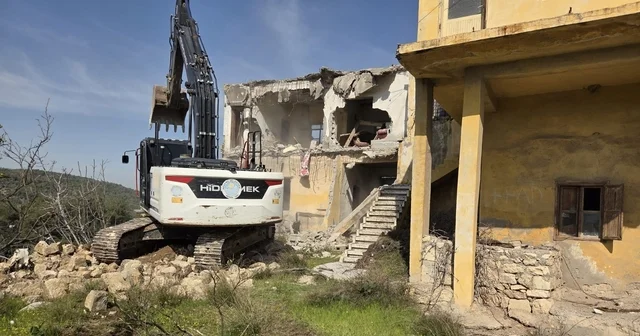 Akdeniz de metruk binalar bir bir yıkılıyor Mersin Haberleri