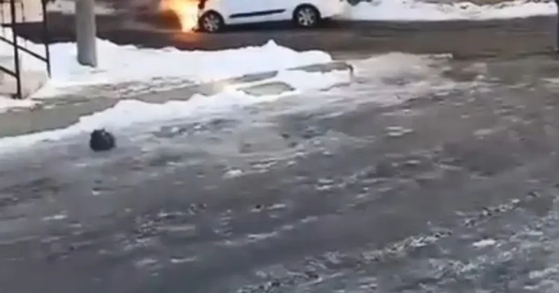 Kars’ta seyir halindeki araçta yangın paniği