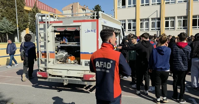 Okulda gerçeği aramayan deprem tatbikatı Edirne Haberleri