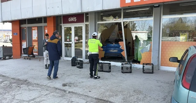 Fren yapmak yerine gaza basan otomobil süpermarkete girdi Eskişehir Haberleri