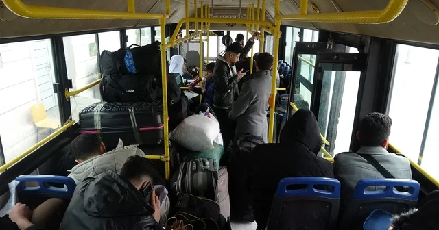 Suriyelilerin gönüllü geri dönüşü Ramazan ayında da sürüyor Suriyeliler, sınır kapısının iki tarafından da hiçbir ücret ödemeden ülkelerine dönüyor Kilis Haberleri