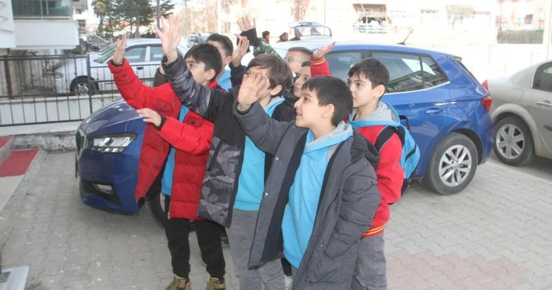 Miniklerin iyilik timi iş başında: Harçlıklar akülü araca dönüştü