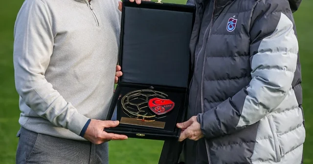 Trabzonspor Teknik Direktörü Fatih Tekke ye TFF den sosyal sorumluluk ödülü Trabzon Haberleri