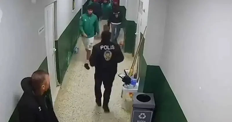 Mersin’de amatör maç öncesi çıkan kavga güvenlik kamerasında