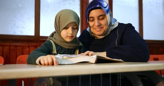 Çevresini silüet olarak gören kadın, yediden yetmişe Kur an ı Kerim öğretiyor Bingöl Haberleri