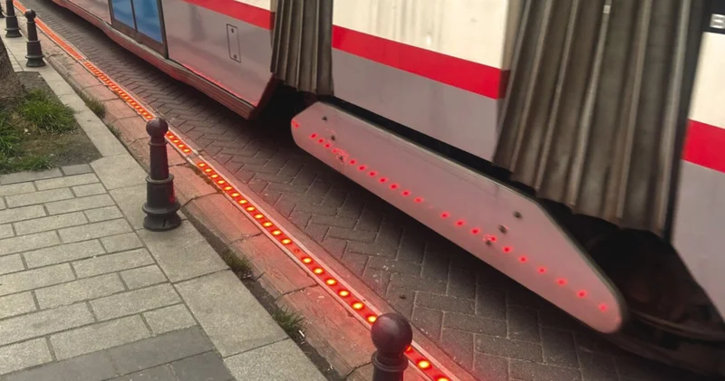 İstanbul un kalbinde yüzyıllık saygı: T1 Çemberlitaş hattındaki gizemli kırmızı ışıkların bilinmeyen hikayesi!