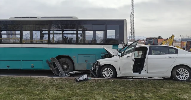 Otomobil halk otobüsüne çarptı, maddi hasar oluştu Kayseri Haberleri