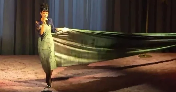 Öyle bir elbise giydi ki herkes şaştı kaldı… İntikam öyle alınmaz böyle alınır! ‘İşte kocamın başka kadınlara aldığı şeylerin faturaları’