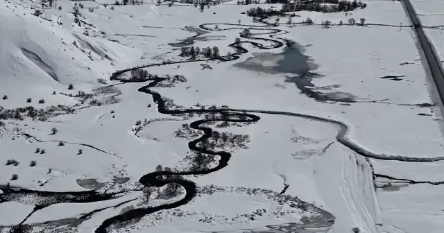 Bitlis’te kış masalı: Beyaz örtü altındaki menderesler büyüledi VİDEO İZLE