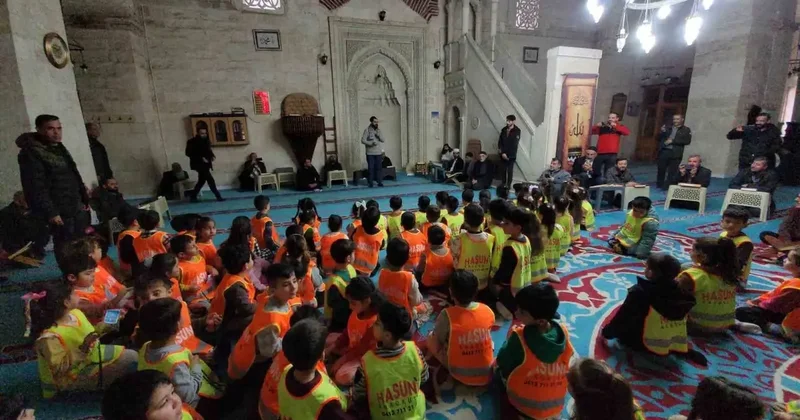 Asırlık camide yaşlılara anlamlı ziyaret