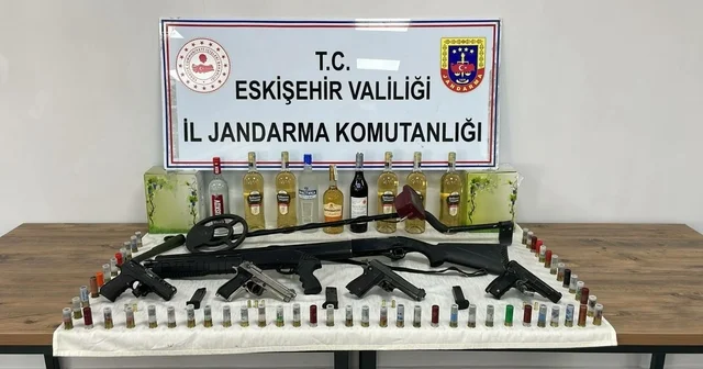 İkametlerinde silah, mühimmat ve kaçak alkol bulunduran 2 şüpheli yakalandı Eskişehir Haberleri