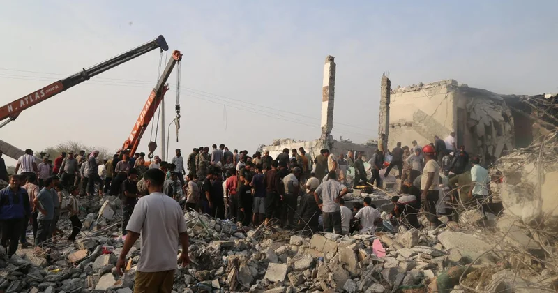 İran Kızılayına göre, saldırılarda hedef alınan ilkokul 40 dakika arayla iki kez bombalandı