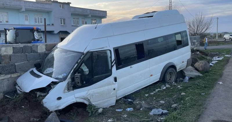 Kontrolden çıkan minibüs, bahçe duvarına daldı Sözcü Gazetesi