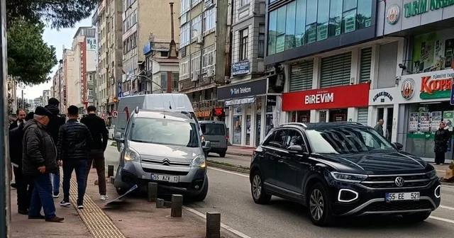 Hafif ticari araç kaldırıma çıktı, trafik levhası ve dubayı devirdi Samsun Haberleri
