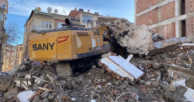 Ağır hasarlı binanın enkazı iş makinesinin üstüne yıkıldı Elazığ Haberleri