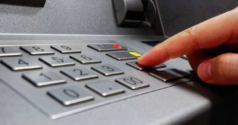 ATM’ye kartı sokmadan önce bunu mutlaka yapın! Meğer her şey o tuşla başlıyormuş