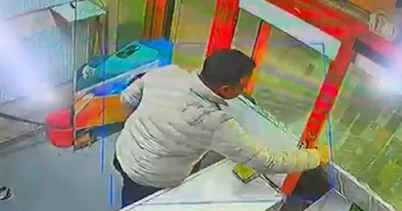 Bir çırpıda vitrindeki telefonu çaldı: Esnaf kıskıvrak yakaladı