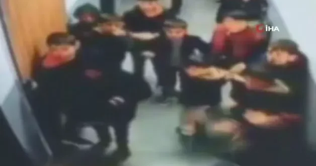 Çocuğuna kartopu atan çocuğu okul koridorunda darp etti