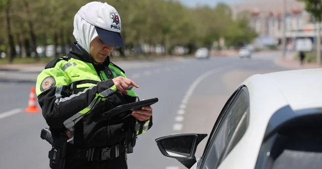 Drift, kavga ve kural ihlallerinin önüne geçecek kanun Trafik Kanunu nda yapılan değişikliğin ardından trafik cezaları artırıldı; uzmanlar uyarırken, kurallara uyan sürücüler yeni düzenlemeden memnun Konya Haberleri